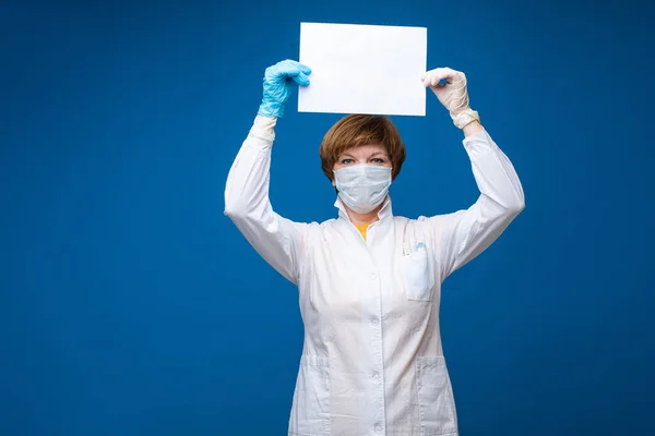 Жінка-лікар у масці для обличчя для захисту від епідемії вірусу в студії — стокове фото