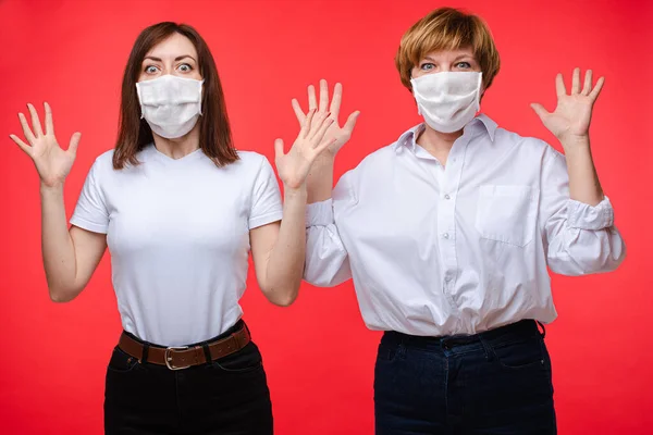 Twee vrouwen met maskers zijn bang. Stockfoto van twee volwassen blanke vrouwen — Stockfoto