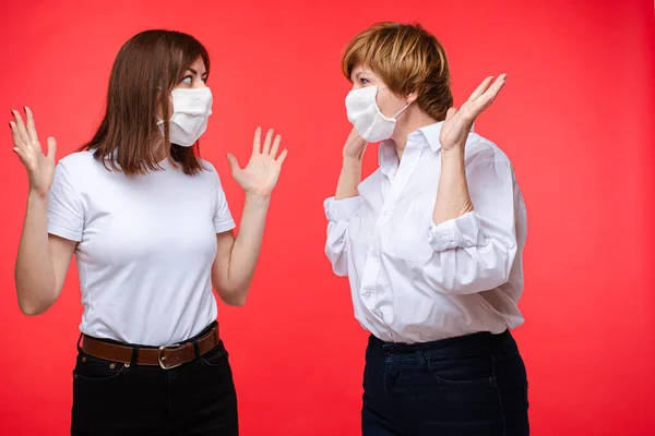 Twee bange vrouwen met maskers. Stockfoto van twee volwassen blanke vrouwen — Stockfoto