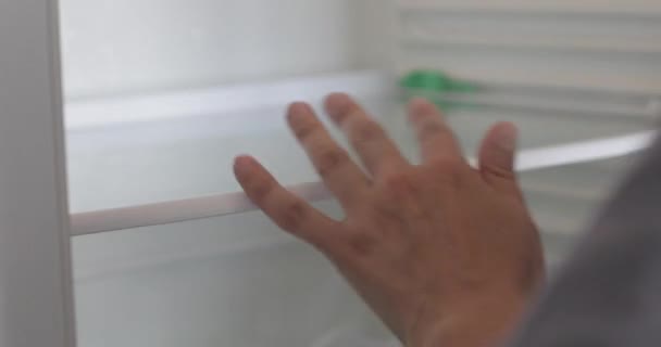 Женская рука чистит холодильник — стоковое видео