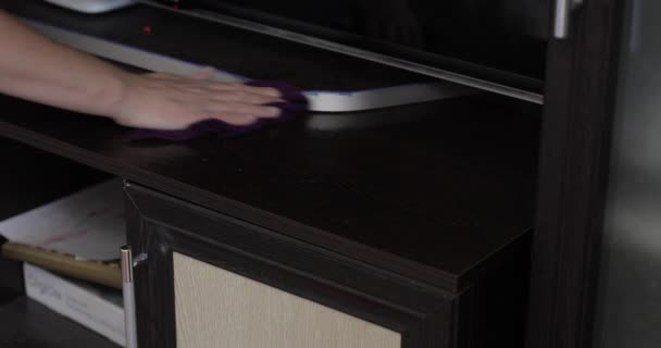 Närbild kvinnlig hemmafru städa damm på möbler hemma med trasa — Stockvideo