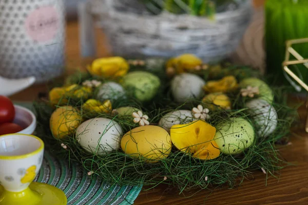 Easter wreath of dyed eggs. — Stock Photo, Image