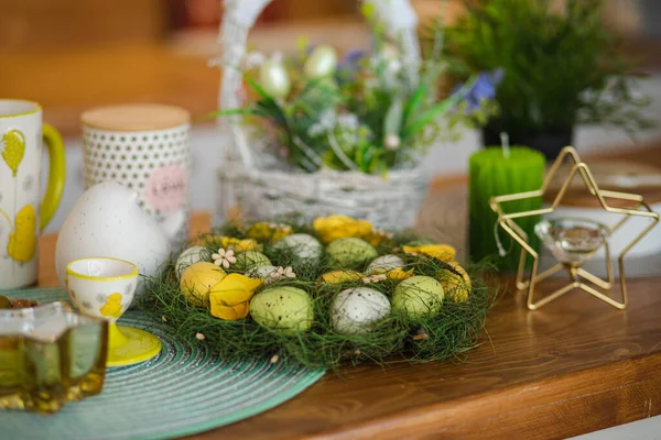 Uova di Pasqua su ghirlanda. Decorazioni tavola Pasqua . — Foto Stock