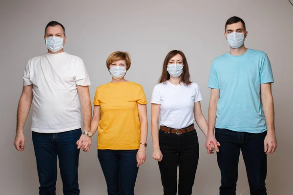 Сім'я в хірургічних масках для запобігання вірусу в студії — стокове фото