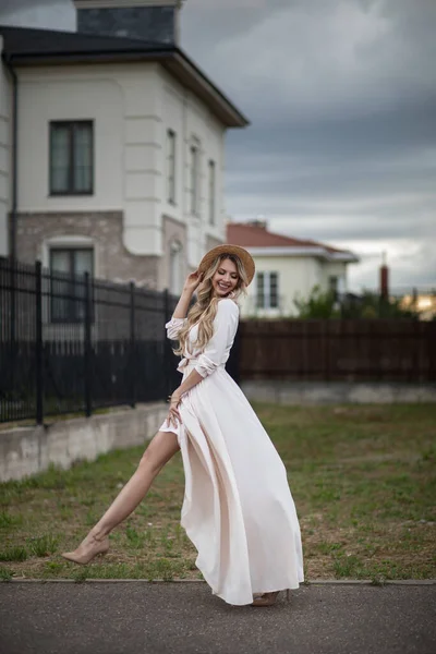 Полная длина потрясающей блондинки в белом платье и шляпе . — стоковое фото
