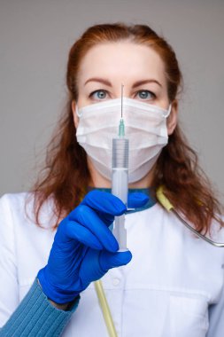 Aşıyla dolu şırıngalı bir doktor. Coronavirus 'a karşı savaşıyor.