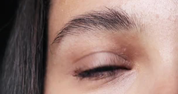Retrato de mulher caucasiana abrindo os olhos — Vídeo de Stock