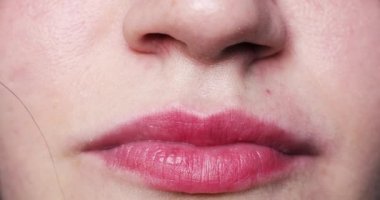 Kadınların dudakları öpüşüyor..