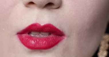 Kadınların dudakları öpüşüyor..