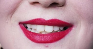 Pembe rujlu aşırı yakın plan kadın ağzı beyaz sağlıklı dişler gösteriyor.