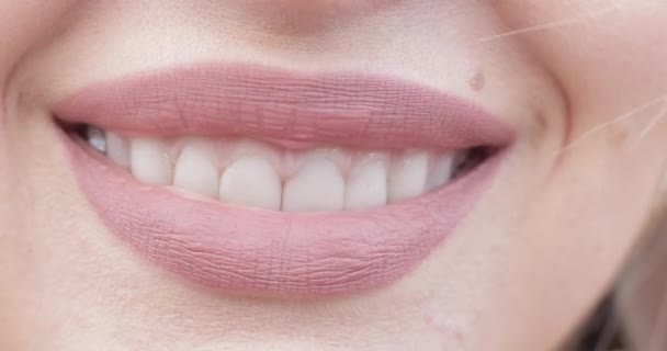Чувственные женские губы крупным планом . — стоковое видео