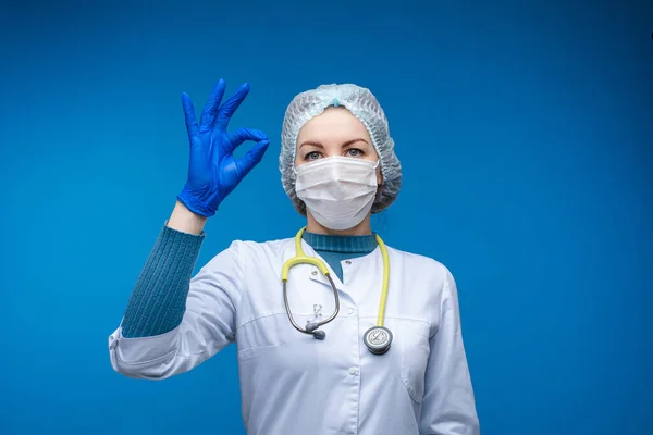 Доктор у формі захисту, що показує знак руки OK . — стокове фото