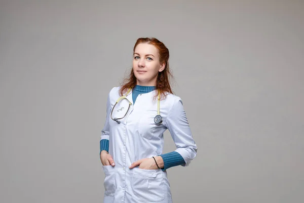 Dottore in mantello bianco con stetoscopio. Studio girato . — Foto Stock