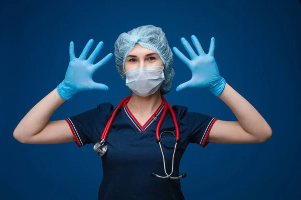 Працівник лабораторії або медсестра в повному захисті, показуючи її руки в рукавичках . — стокове фото