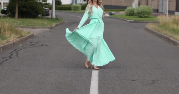 Chica de incógnito en vestido de menta bailando en la calle . — Vídeo de stock