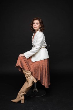 Elbiseli, ceketli ve tabureli şık bir model..