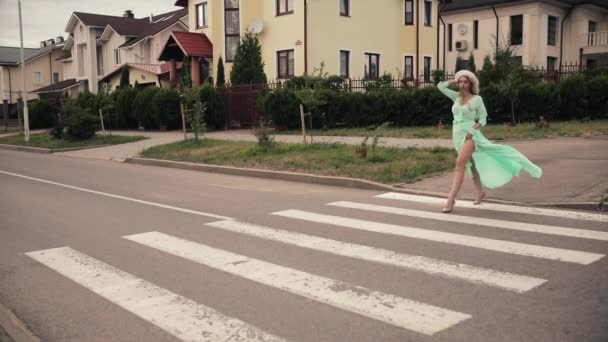 Longitud completa de chica elegante cruzando la calle. Vídeo de archivo completo — Vídeo de stock