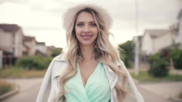 Retrato de mulher bonita em vestido de hortelã longa, chapéu branco e branco jaqueta sorrisos — Vídeo de Stock