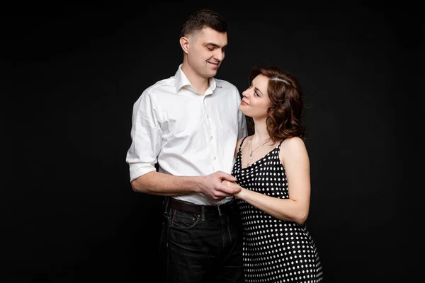 Portrait de couple heureux dans l'amour se tient et câlins ensemble, image isolée sur fond noir — Photo