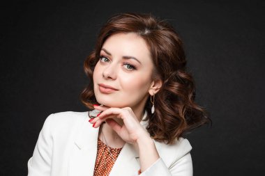 Kahverengi saçlı ve makyajlı çekici bir manken..