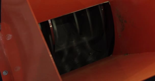 Μια ειδική μηχανή για τον τεμαχισμό ενός θερμαντήρα σωλήνα λειτουργεί — Αρχείο Βίντεο