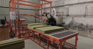 Boru ısıtıcısı üretimi için özel bir makinenin bulunduğu büyük bir oda.