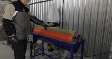 Boru ısıtıcısı üretimi için özel bir makinenin bulunduğu büyük bir oda.