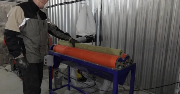 Ein großer Raum, in dem sich eine spezielle Maschine zur Herstellung eines Rohrheizers befindet — Stockvideo