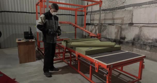 파이프 히터를 생산하는 특별 한 기계가 있는 큰 방 — 비디오