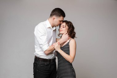 Siyah arka planda birbirini seven bir çift. Aşk konsepti.