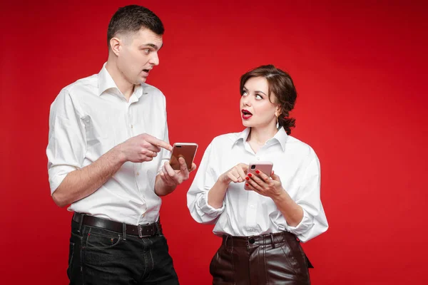 Verliefd paar communiceert met elkaar, beeld geïsoleerd op rode achtergrond — Stockfoto