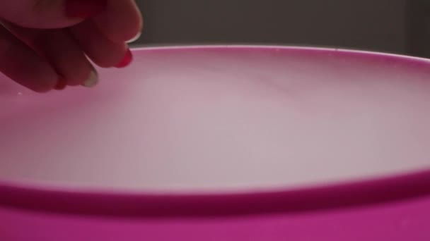 Um monte de nevoeiro de gelo seco em grande placa rosa — Vídeo de Stock