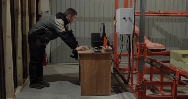 Trabajador de fábrica arrancando la máquina . — Vídeos de Stock