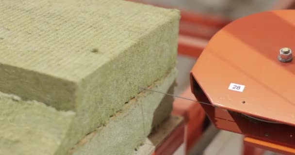 The process of heat-insulating block cut. — Stock Video