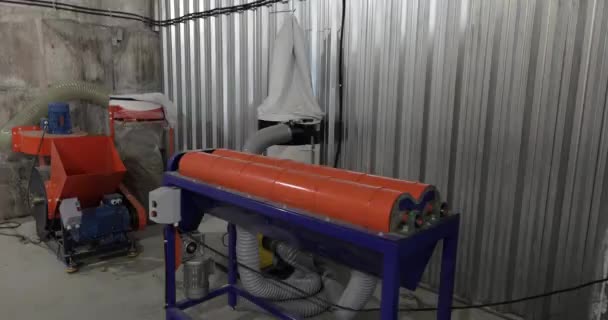 Workers putting heat-insulating on red cylinders. — Stock Video