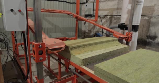 机器切割绝缘材料.Stock video of special machine cutting insulation panels of fiberglass for pipes. — 图库视频影像