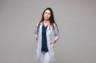 Steteskoplu beyaz önlüklü profesyonel bir doktor..