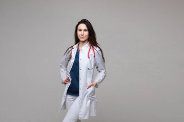 Steteskoplu beyaz önlüklü doktor. Stüdyo çekimi.