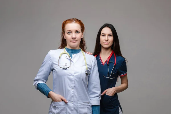Två professionella läkare med stetoskop. tillsammans bekämpa COVID-19 eller coronavirus. — Stockfoto