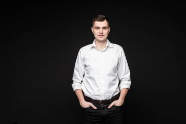 Düşünceli iş adamı stüdyoda kameraya bakıyor.