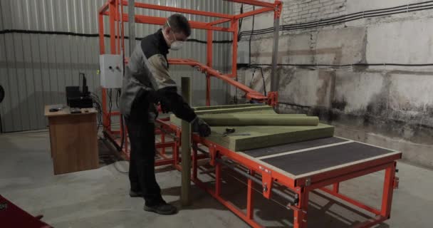 Velká místnost, ve které je speciální stroj na výrobu trubkového ohřívače — Stock video