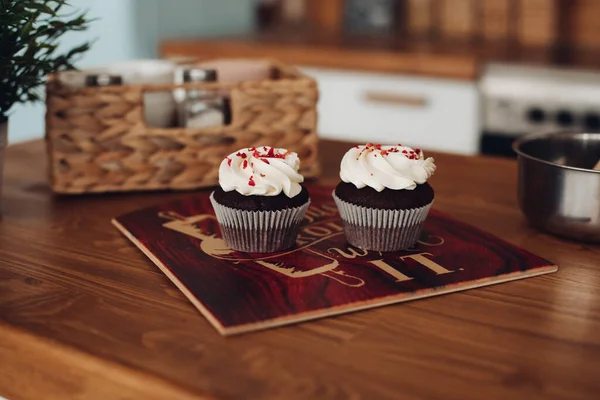 Két finom csokis muffin fehér krémmel. — Stock Fotó