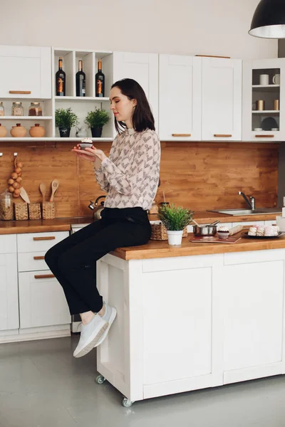 Hamdsome 'lı genç kadın lokum yaptı ve büyük parlak mutfağında yedi.