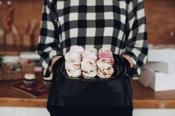 Mujer atractiva hizo malvaviscos, los puso en una caja y lo muestra en su gran cocina brillante —  Fotos de Stock