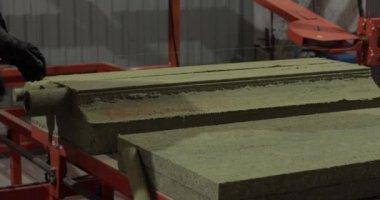 Daireler çizerek boru ısıtıcısını kesmeye yarayan özel bir makine çalışıyor.