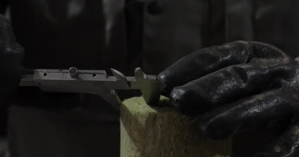 Werknemer neemt metingen van warmte-isolerende met schuifmaten. — Stockvideo