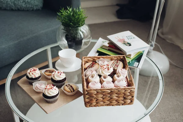 Kép különböző édességek az asztalon, sütemények, muffinok — Stock Fotó