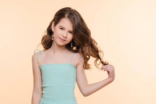 Menina pré-adolescente com cabelo bonito em vestido azul . — Fotografia de Stock