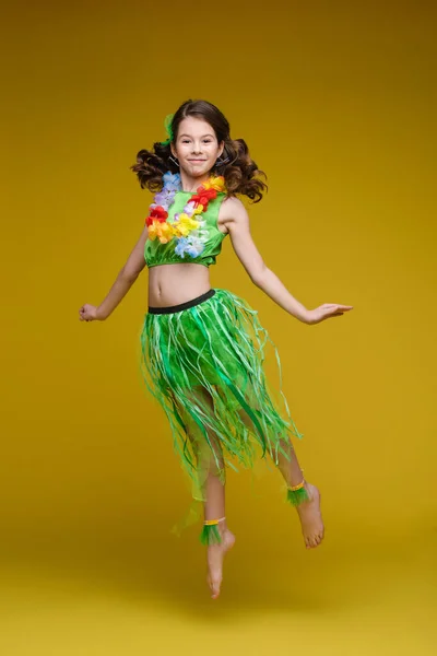 Lustiges Mädchen in sommerlicher heller Kleidung posiert mit positiver Emotion im gelben Studio — Stockfoto