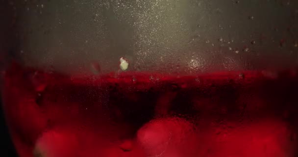 Červená tekutina se suchým ledem uvnitř. — Stock video
